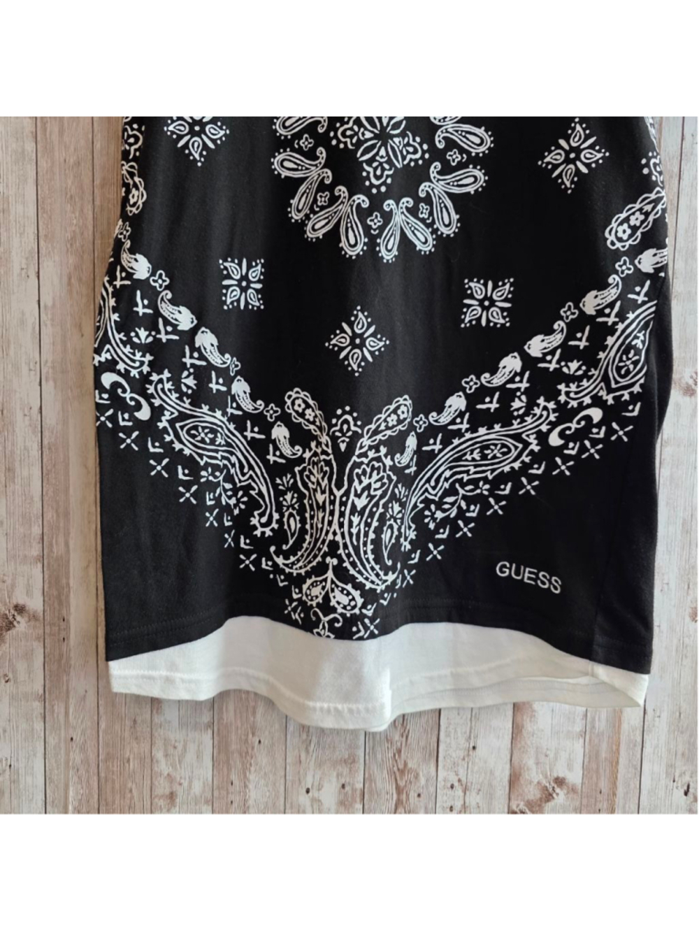 Men's GUESS Black and White Bandana Print Short Sleeve Tee XS - Picture 5 of 6